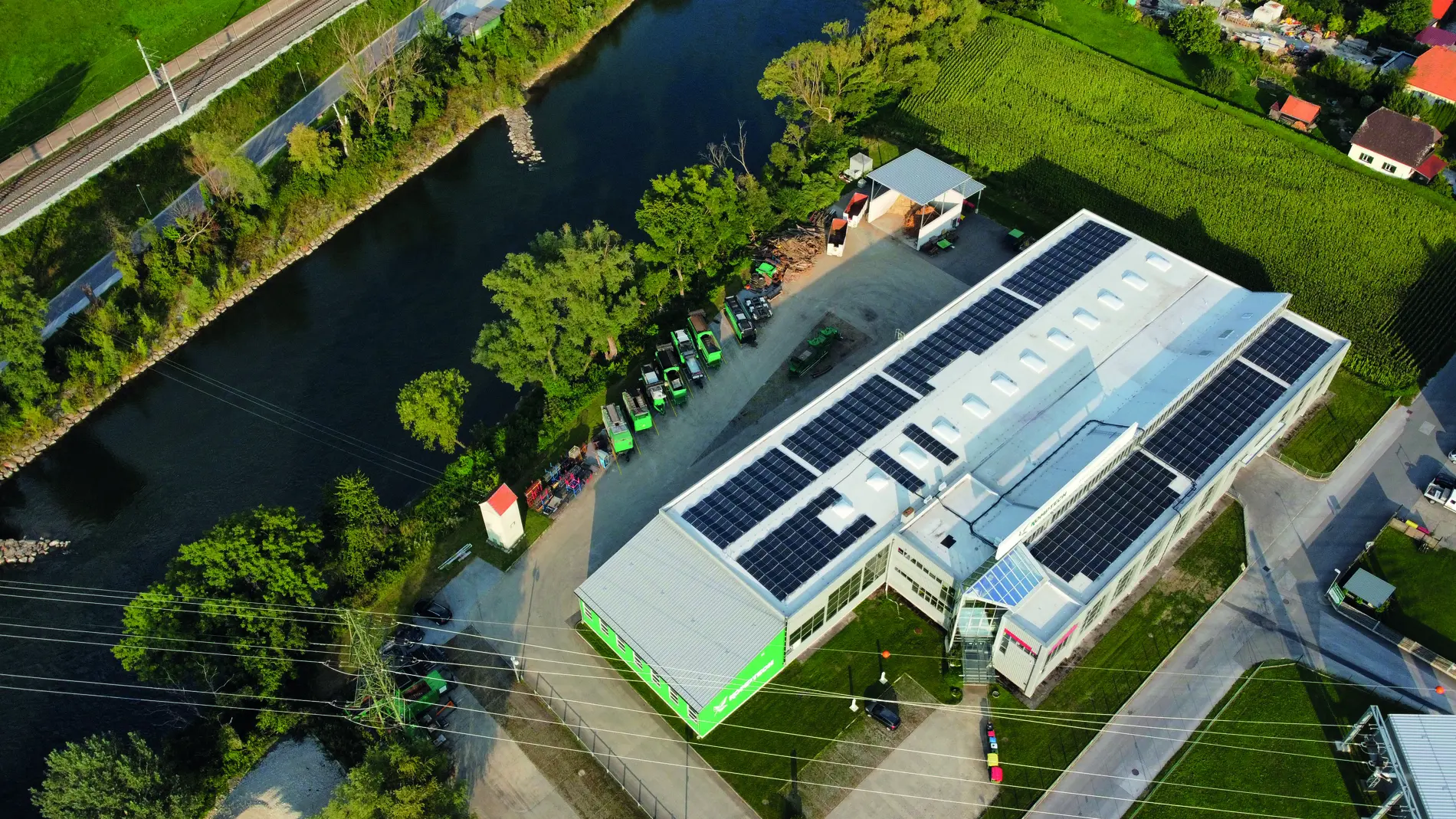 Drohnenfoto mit Blick auf die PV-Anlage der Komtech GmbH
